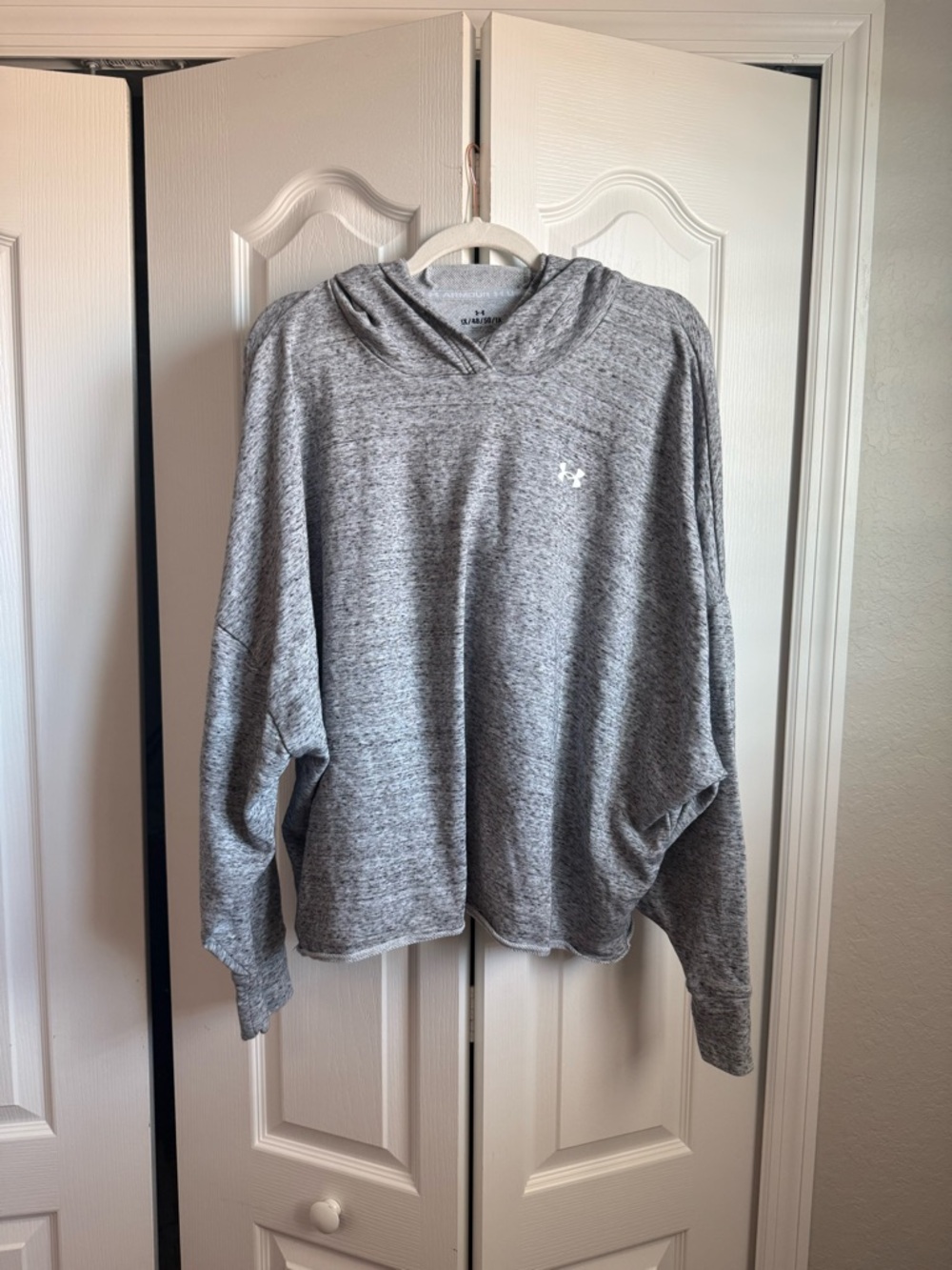 Underarmour cropped hoodie 🩶